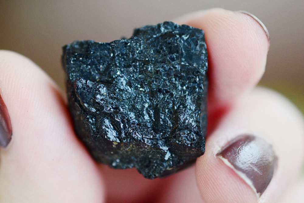 ¿Cuáles son las propiedades de la turmalina negra?